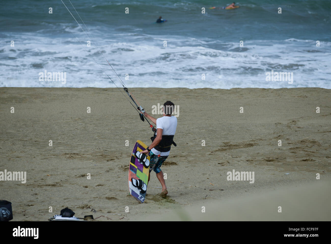Kitesurfer maschio ottenere pronto. Dorado, Puerto Rico. Isola dei caraibi. Territorio statunitense. Foto Stock