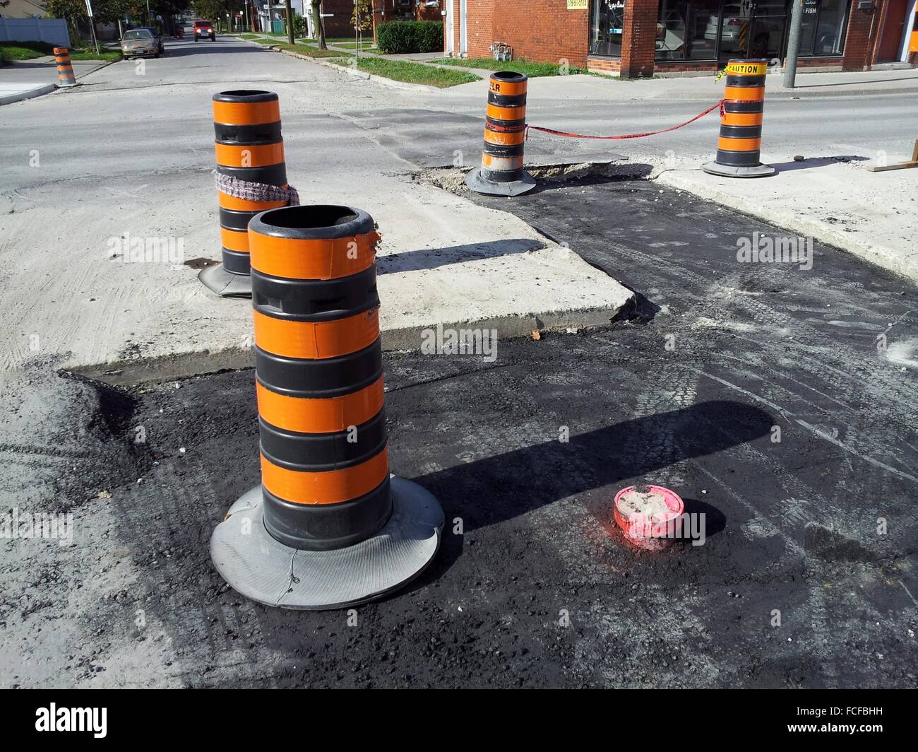 Pilons lungo Wyandotte Street East vicino al completamento di una importante ripavimentazione stradale progetto. Wyandotte è il principale est-ovest rotta Foto Stock