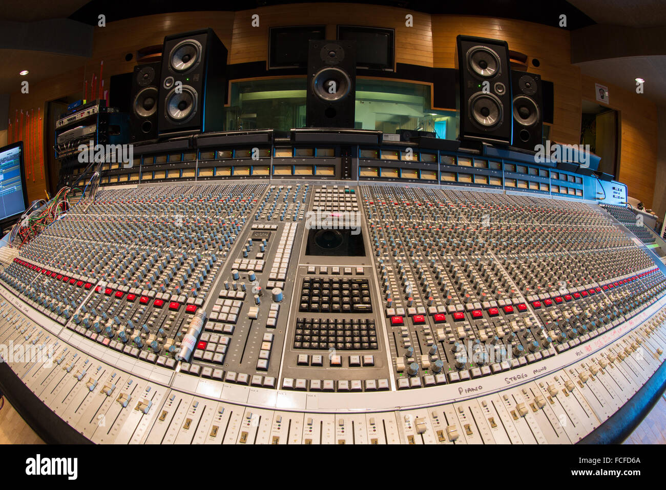 Vista laterale di ssl e serie di missaggio del suono di scrivania con focale professional twin 6essere e pro ac studio 100 e 1mk 2 studio di altoparlanti Foto Stock