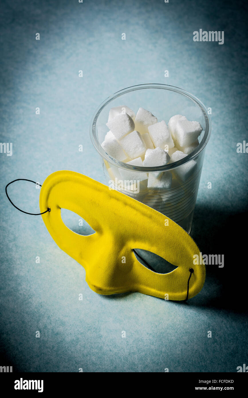 Immagine concettuale circa l zuccheri nascosti in alimenti e bevande. Foto Stock