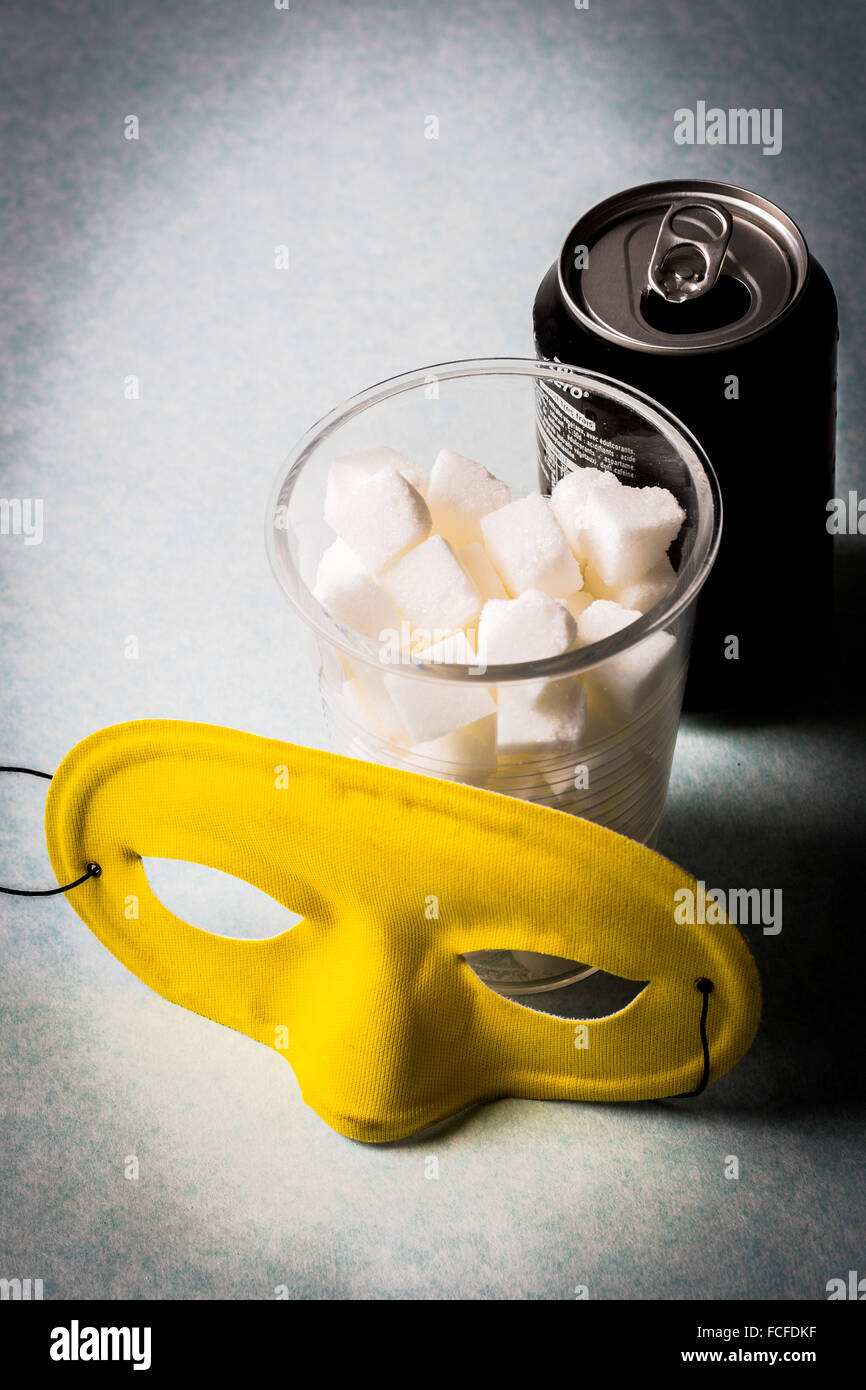 Immagine concettuale circa l zuccheri nascosti in alimenti e bevande. Foto Stock