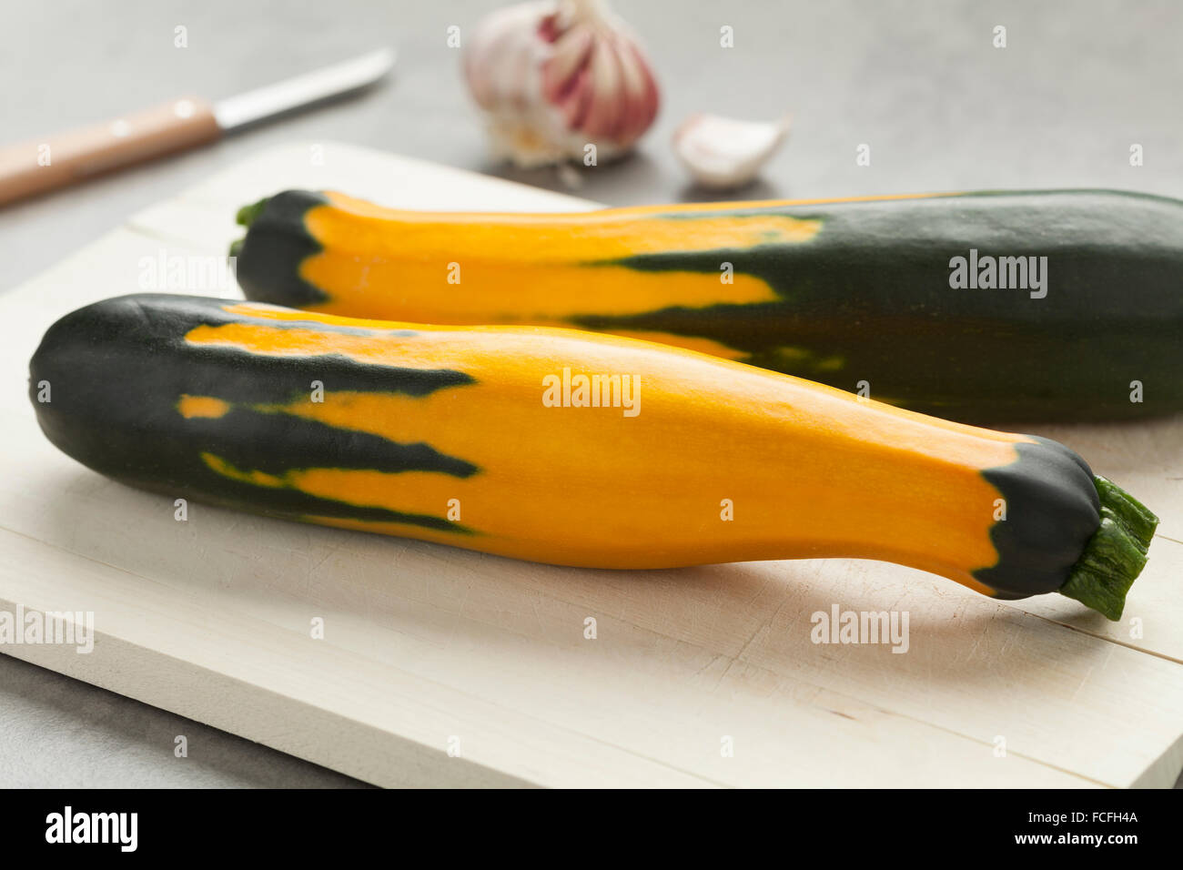 Crudo fresco verde rigato giallo zucchine Foto Stock