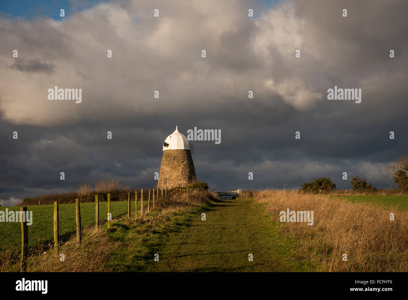 Xviii secolo mulino a vento sulla collina Halnaker vicino a Chichester, West Sussex, Regno Unito Foto Stock