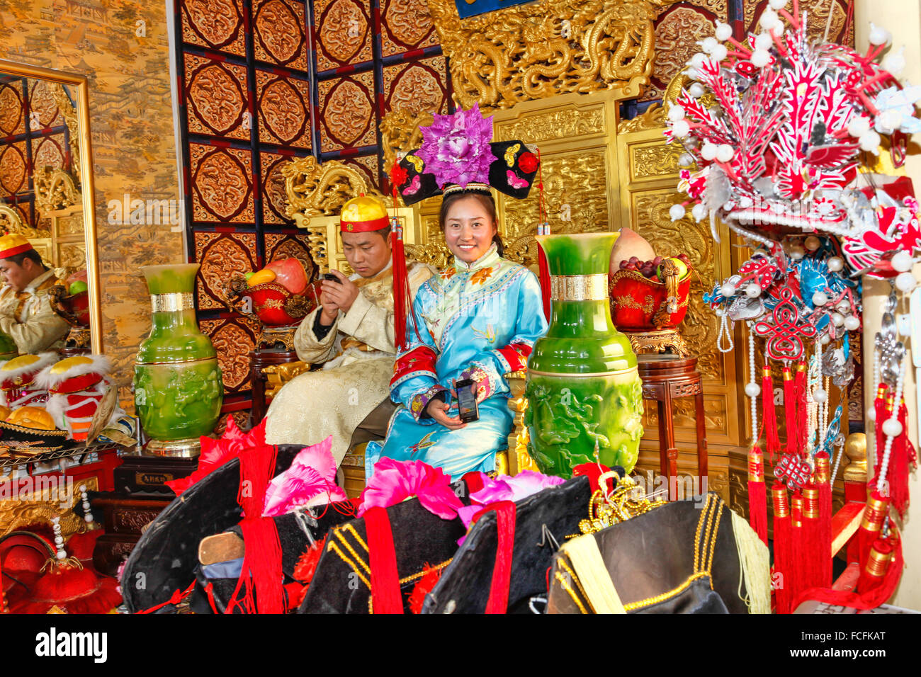 Coppia cinese in abito tradizionale presso il Palazzo Estivo Pechino CINA Foto Stock