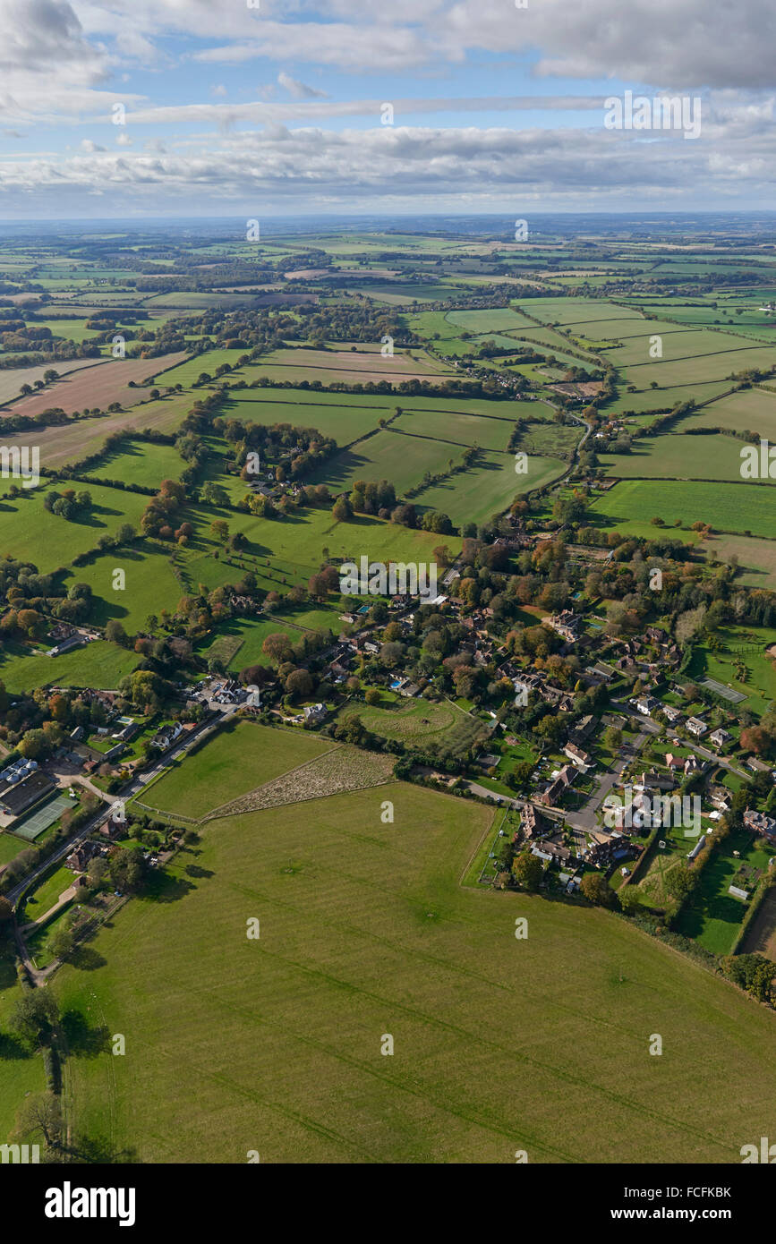 Una veduta aerea della soleggiata campagna dell'Hampshire intorno al villaggio di Bramdean Foto Stock