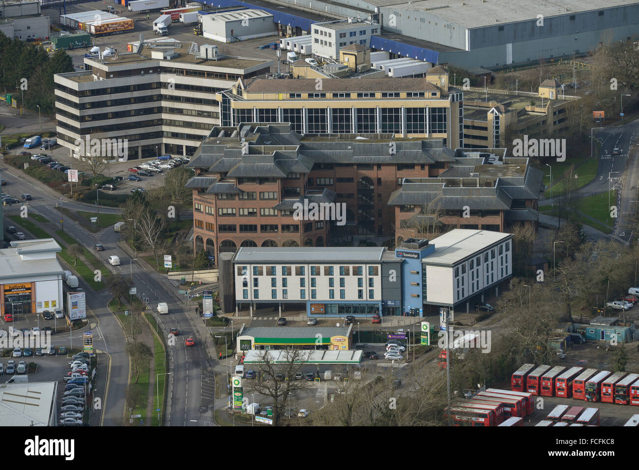 Un basso angolo di vista aerea delle unità industriali e uffici a Borehamwood, Herts Foto Stock