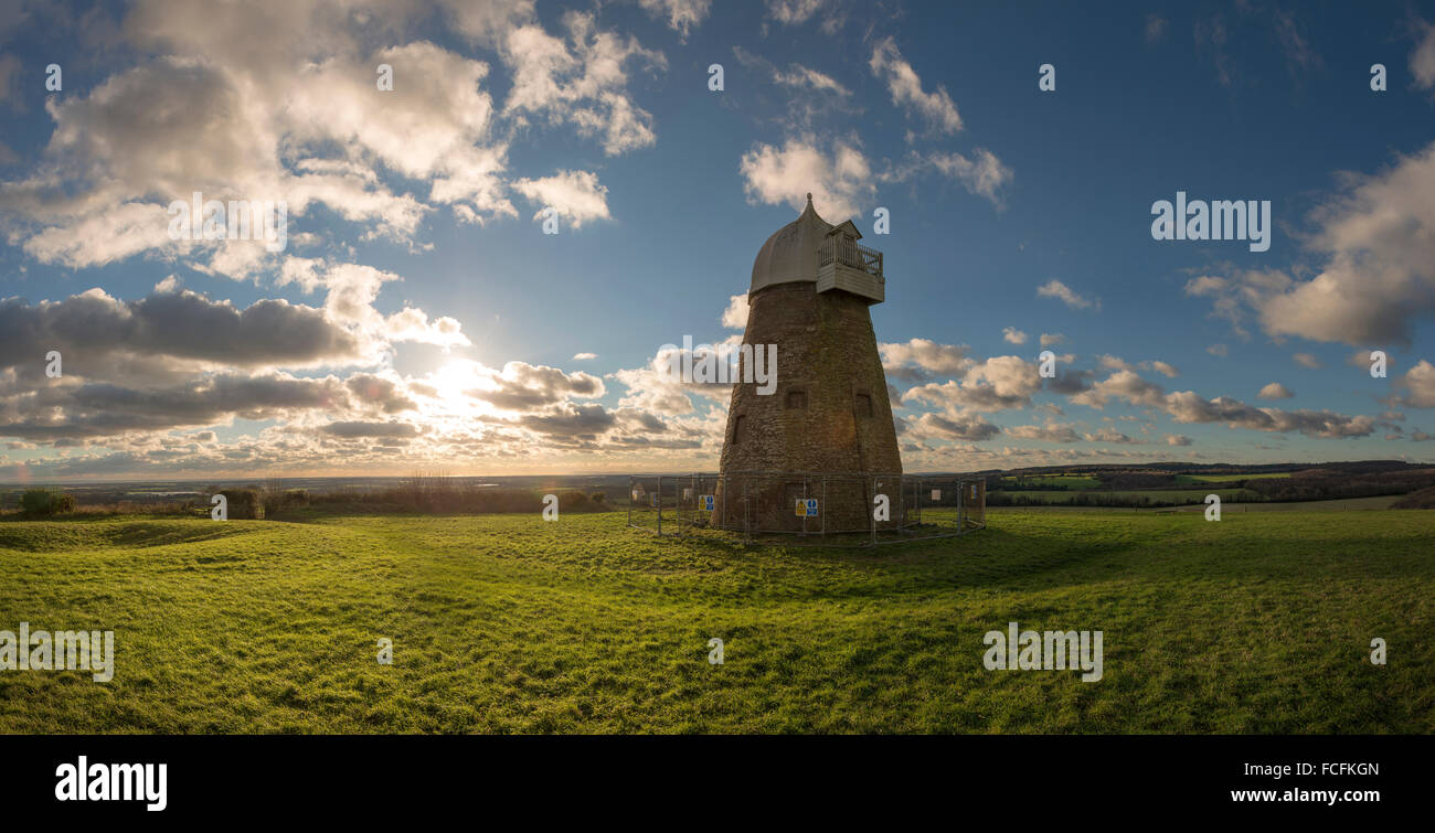 Panorama del xviii secolo mulino a vento sulla collina Halnaker vicino a Chichester, West Sussex, Regno Unito Foto Stock