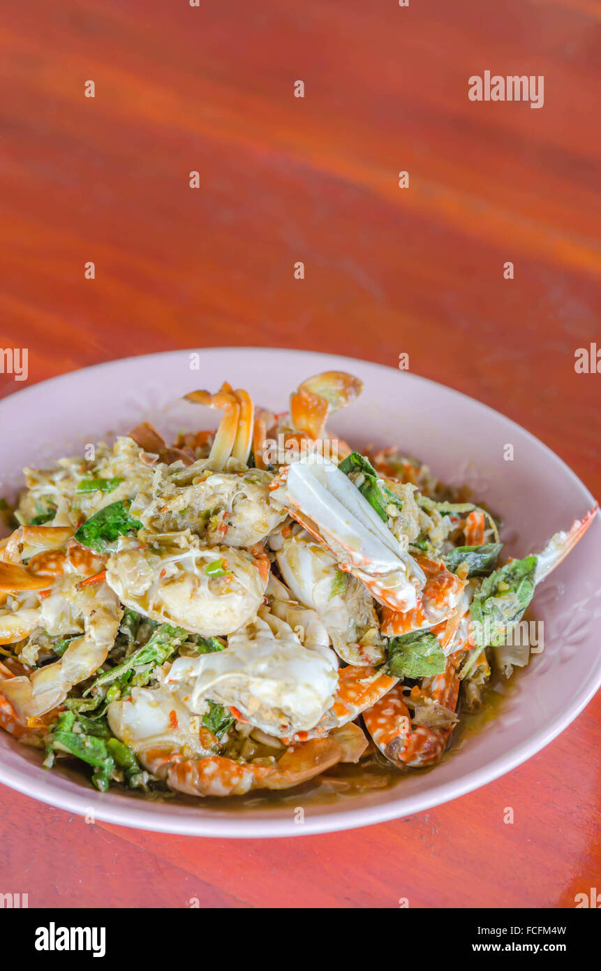 Mescolare il granchio fritto con peperoncino e le foglie di basilico , piccante piatto di frutti di mare Foto Stock