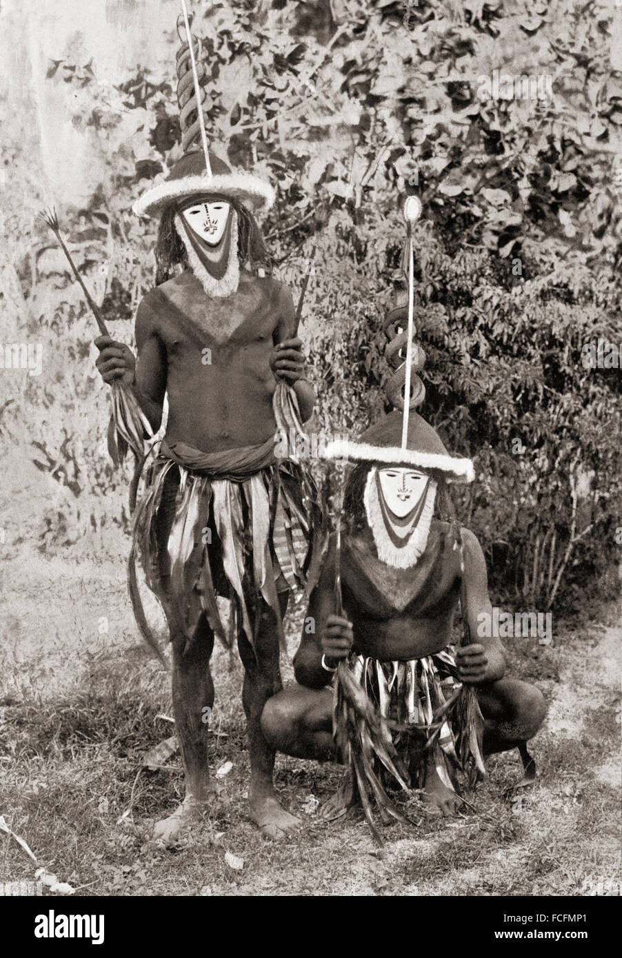 Nativi della Penisola Gazelle, Nuova Bretagna, Papua Nuova Guinea, indossano maschere di spirito. Dopo un secolo xix fotografia. Foto Stock