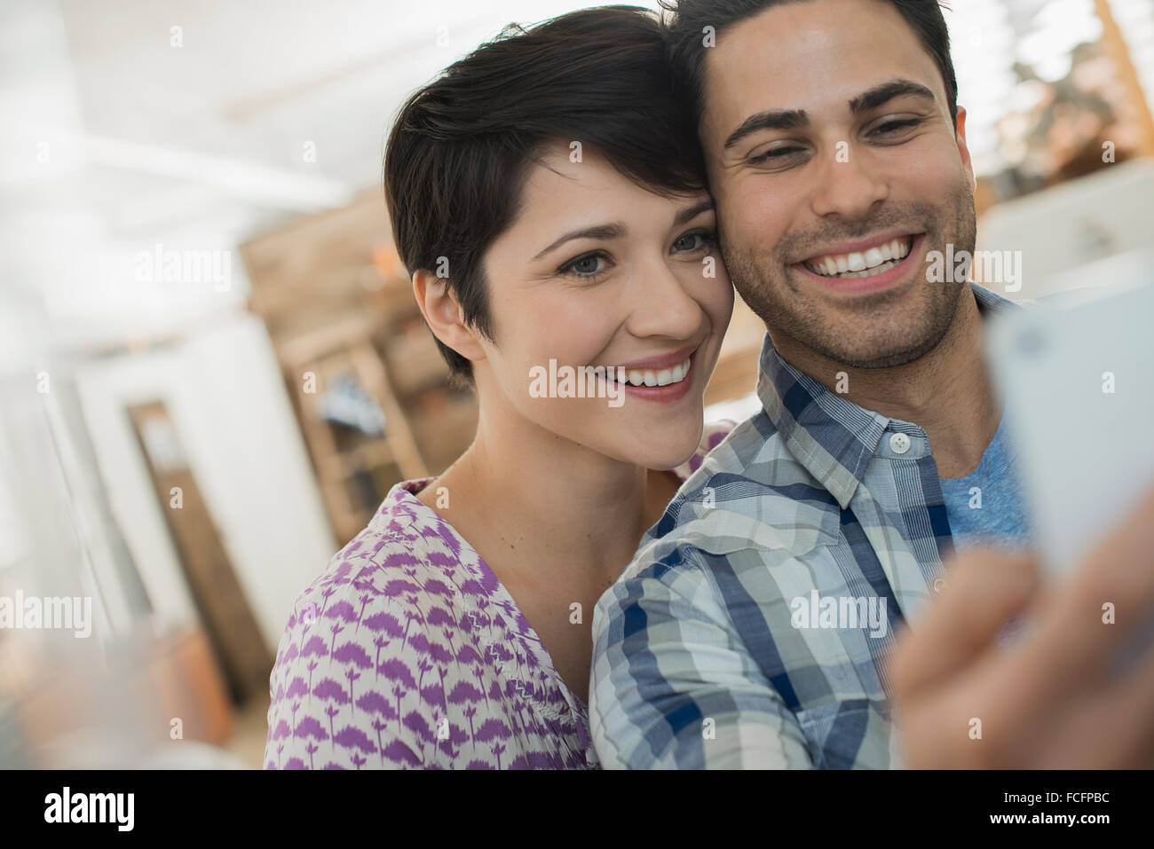 Un giovane uomo e donna posa per una selfy. Foto Stock