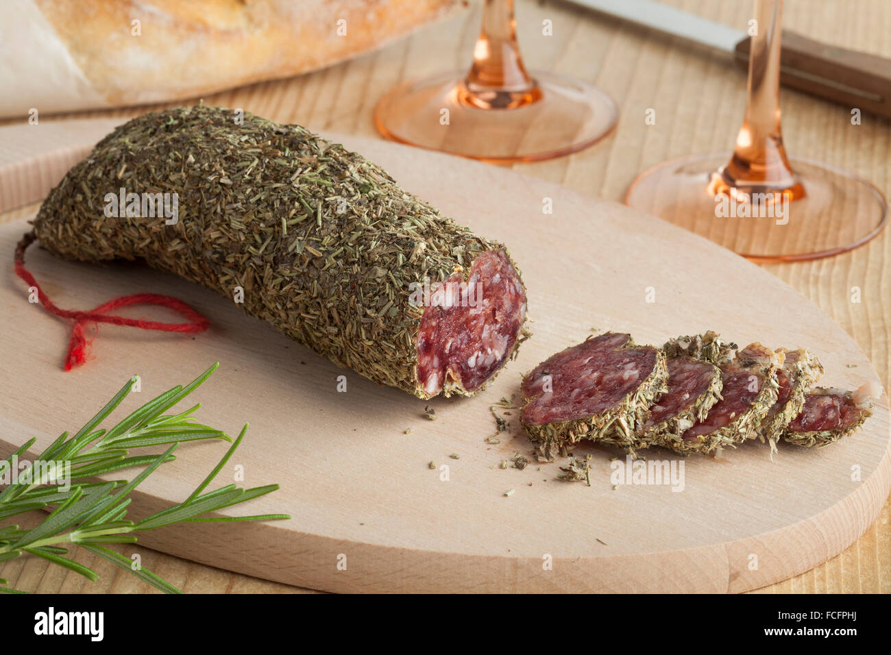 Il francese salsiccia coperta con rosmarino essiccato Foto Stock