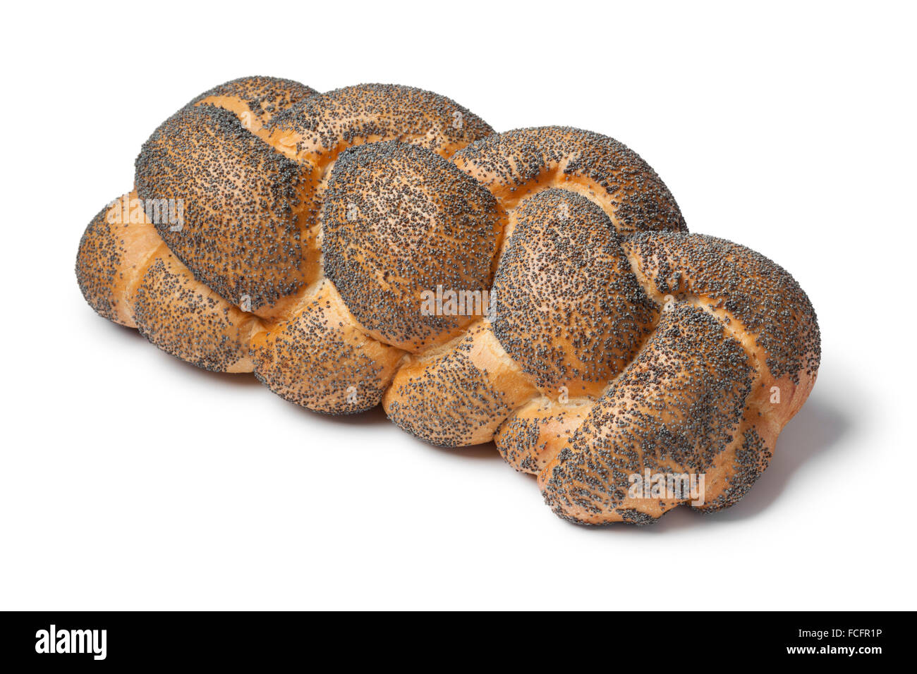 Intero fresco Challah pane con semi di papavero su sfondo bianco Foto Stock