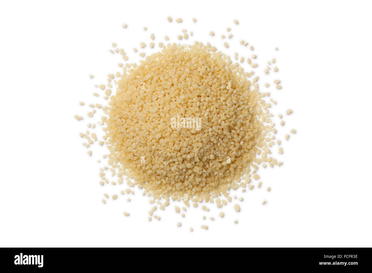 Cumulo di couscous crudo grani su sfondo bianco Foto Stock