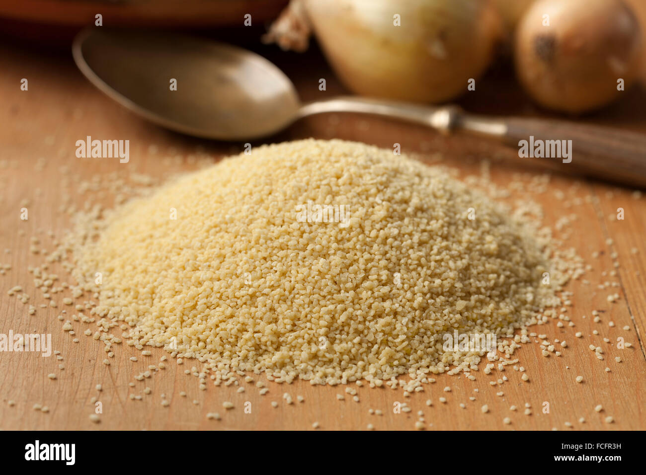 Couscous crudo grani, cibi popolari nei paesi del Nord Africa Foto Stock