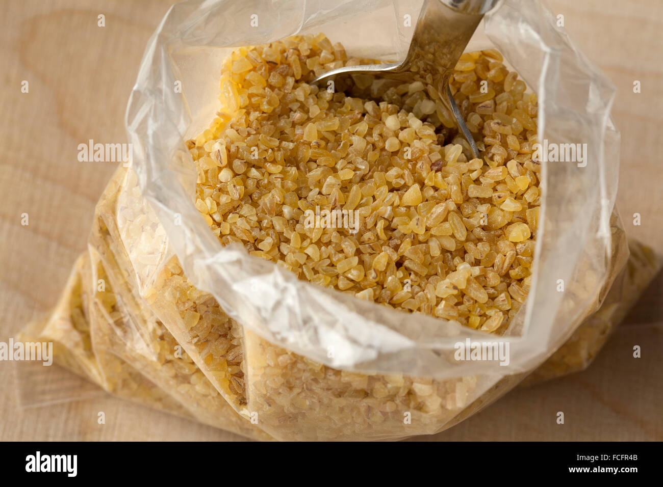Materie di bulgur grani in un sacchetto di cellophane Foto Stock