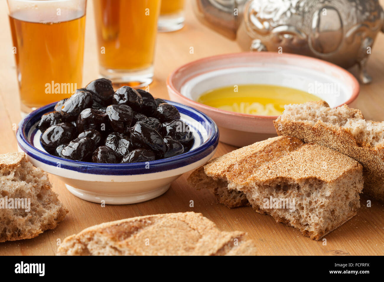 Marocchino tradizionale prima colazione con olio di oliva,olive nere,pane e tè Foto Stock