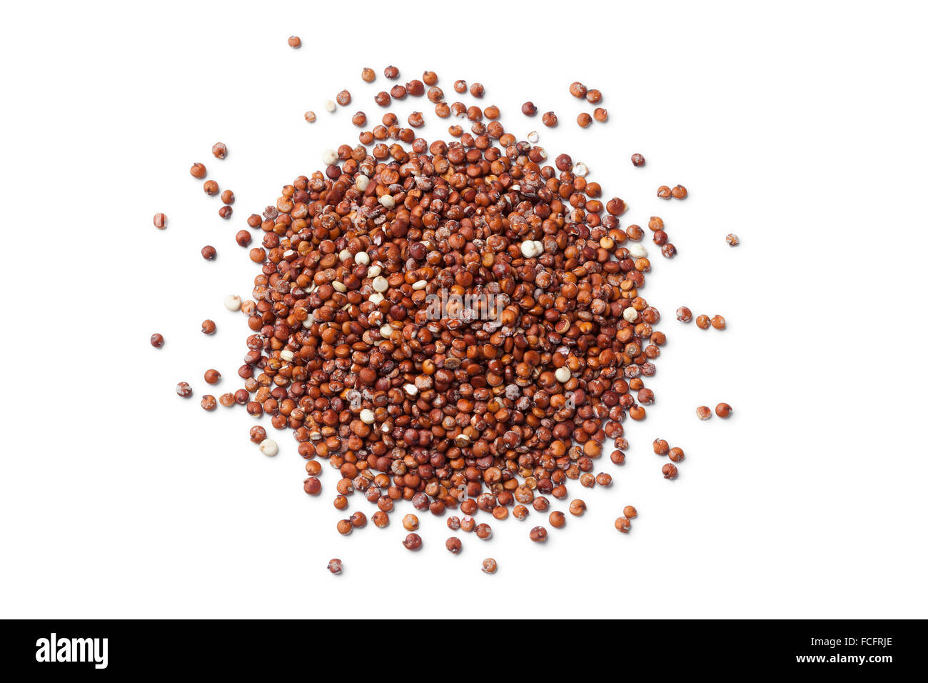 Cumulo di red raw semi di Quinoa su sfondo bianco Foto Stock