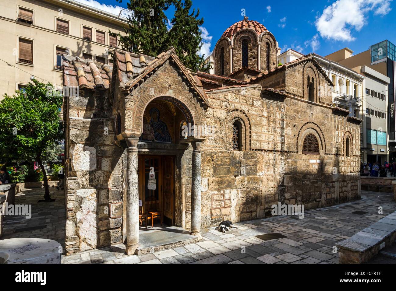 La chiesa bizantina di Panaghia Kapnikarea ad Atene, Grecia, per l'Europa  Foto stock - Alamy