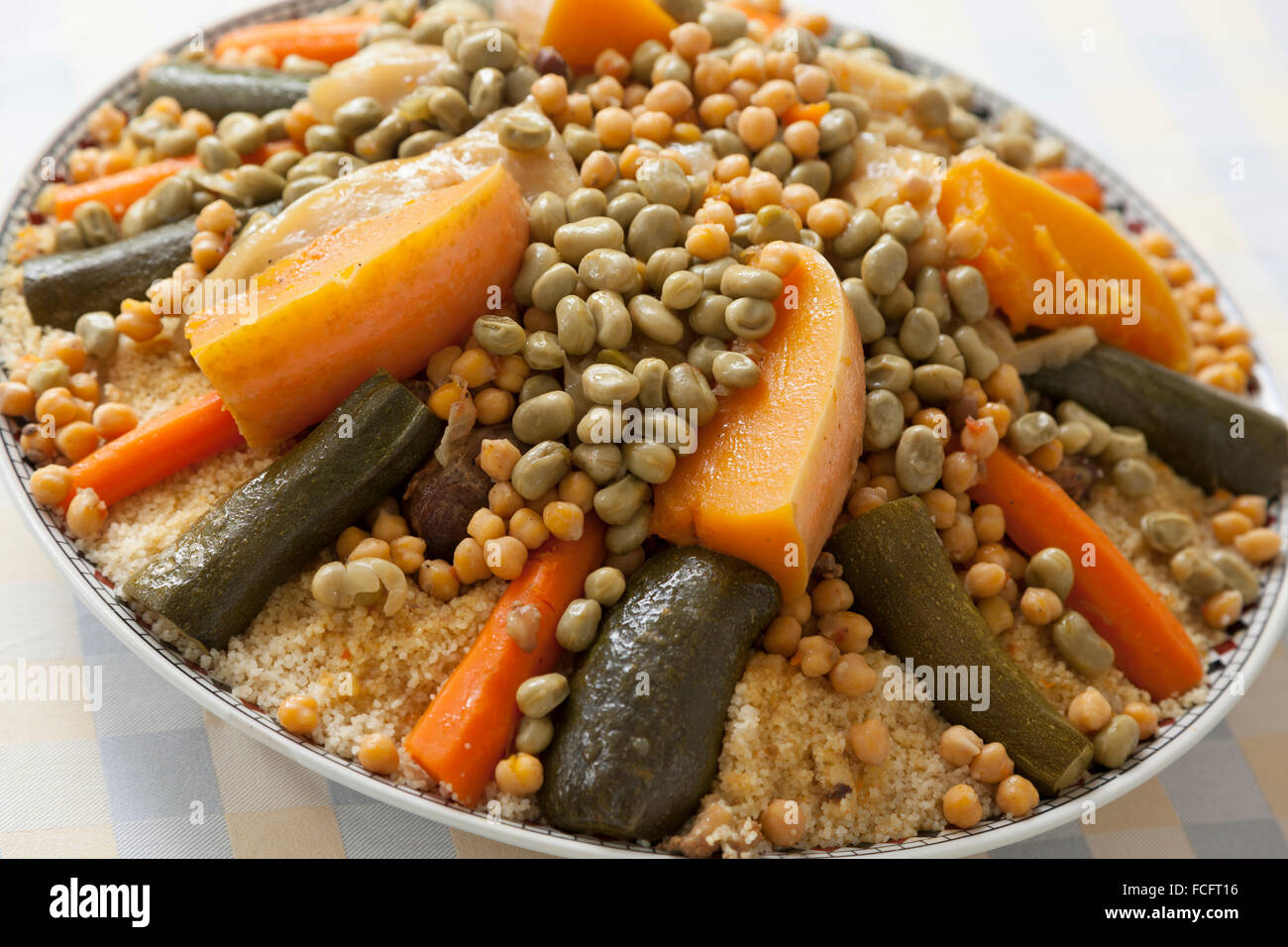 Festosa di couscous marocchino con le fave su un piatto di portata Foto Stock
