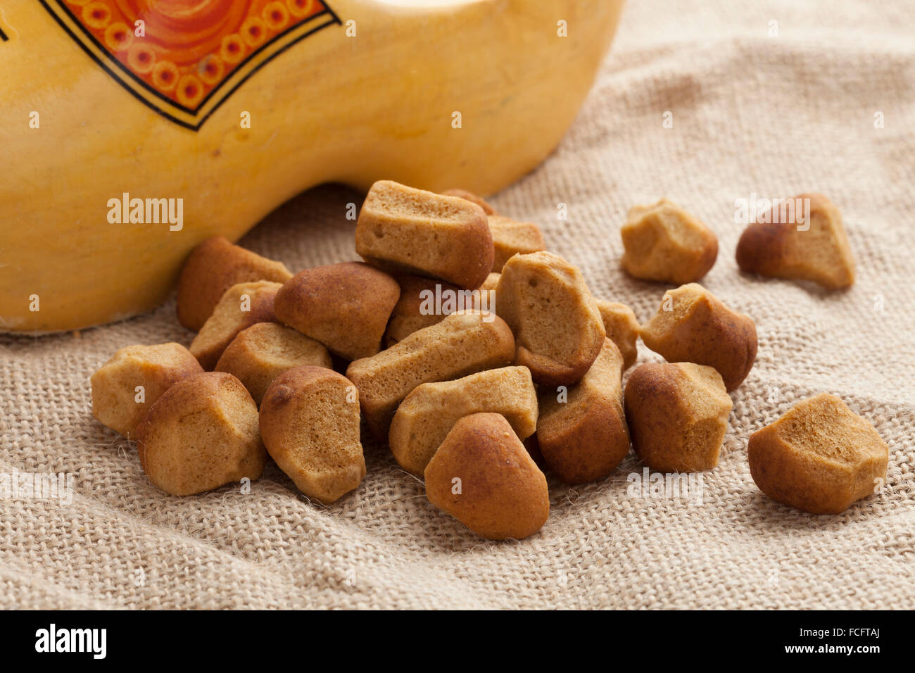 Cumulo di pepernoten sulla iuta con un olandese scarpa in legno Foto Stock