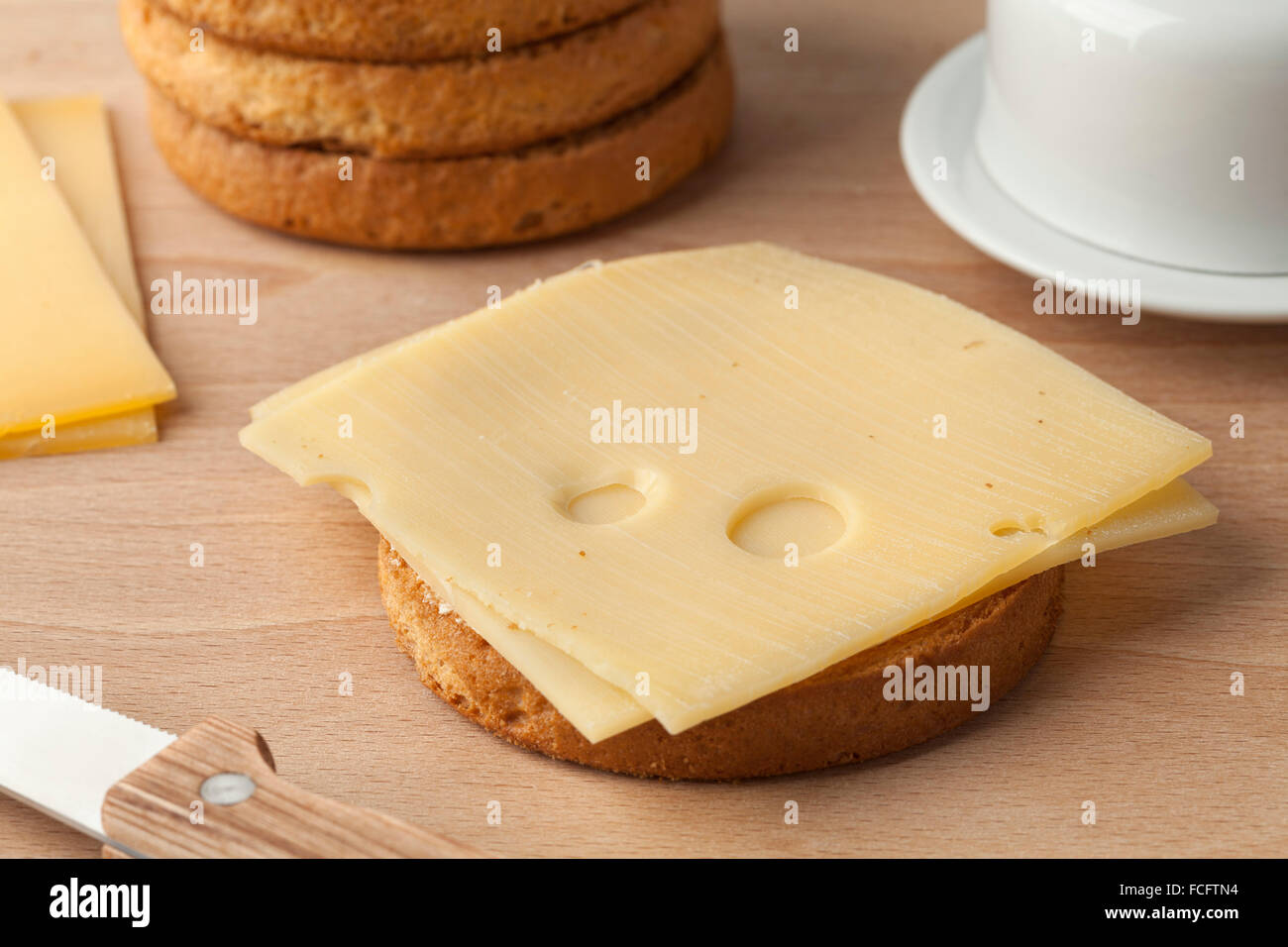 Beschuit con formaggio olandese per la prima colazione Foto Stock