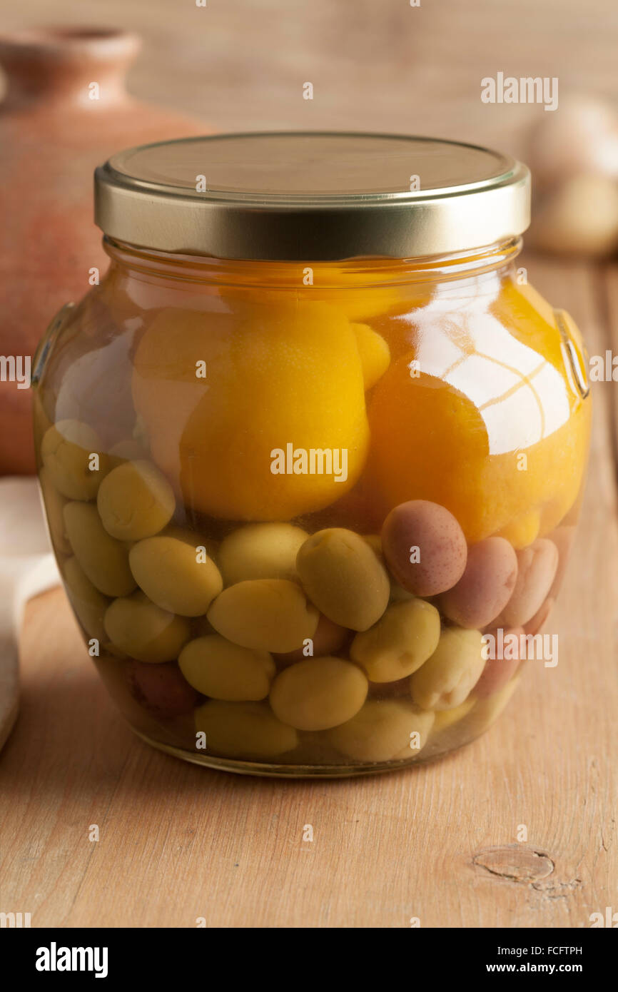 Marocchino vasetto in vetro con conserva di olive e limoni Foto Stock