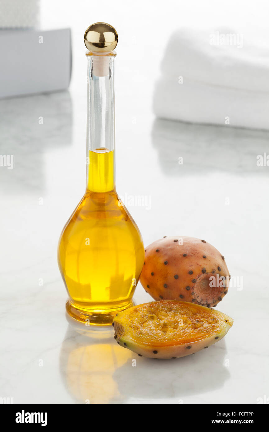 Bottiglia di ficodindia di olio di semi e fichidindia Foto Stock