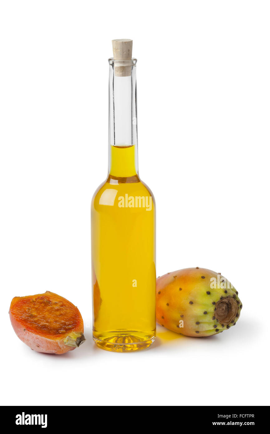 Bottiglia di ficodindia di olio di semi e fichidindia su sfondo bianco Foto Stock
