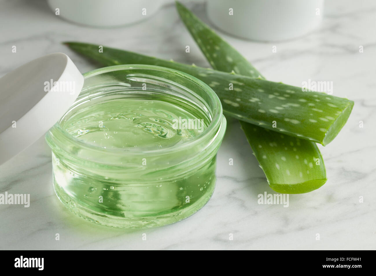 Aloe vera gel in un vasetto di vetro per uso cosmetico Foto Stock