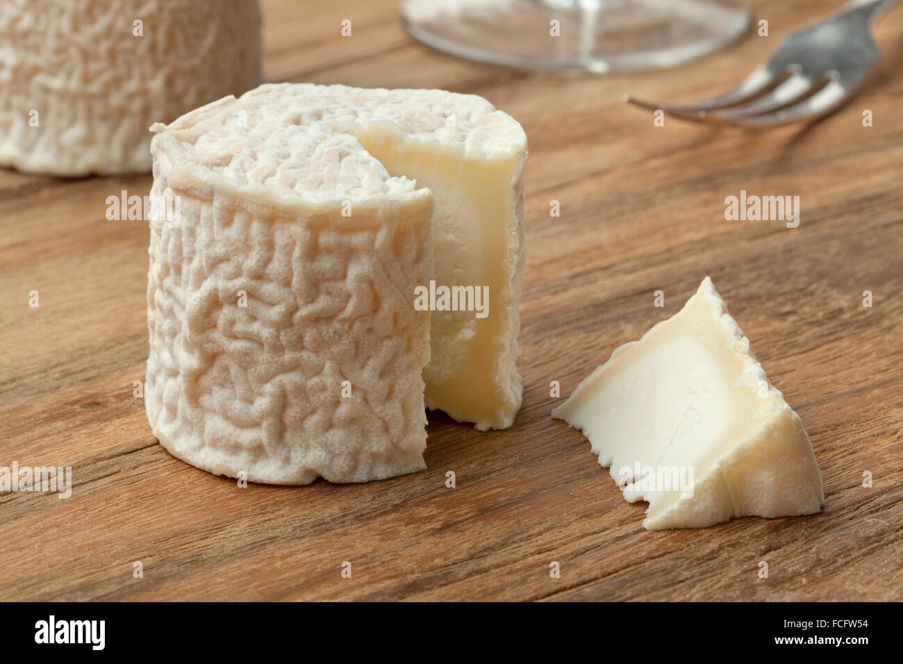 Piccolo francese di formaggio di capra e un pezzo Foto Stock