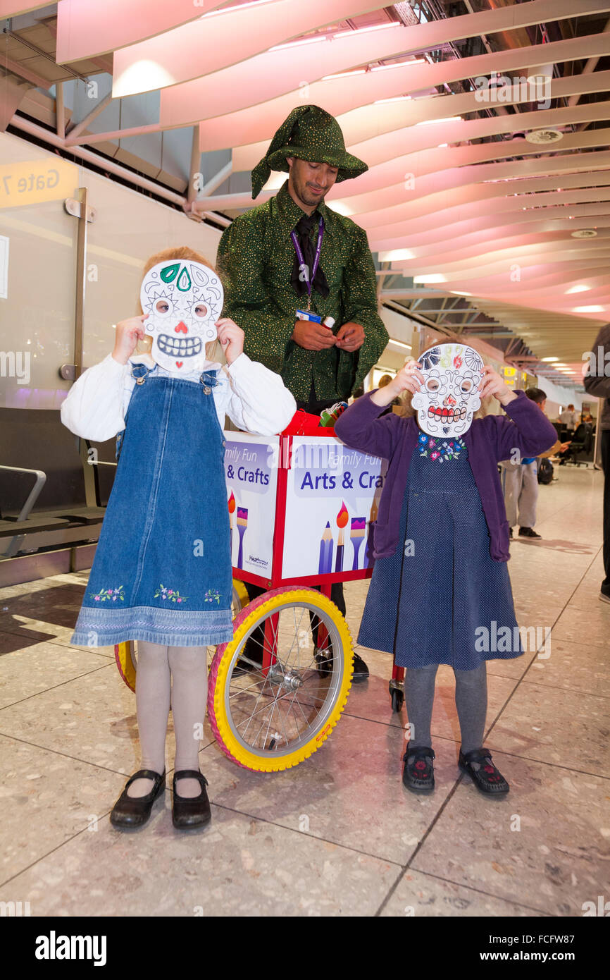 Bambini / bambino passeggero arte e artigianato / insegnante di arti e mestieri / intrattenitore a Heathrow Airport / aria terminale di porta 4. Regno Unito Foto Stock