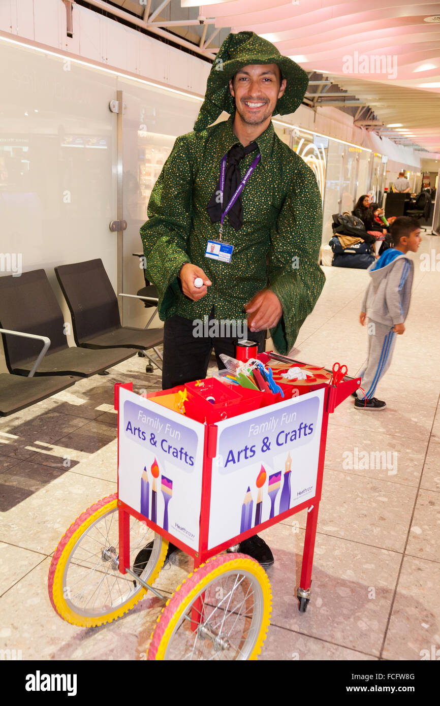 Bambini / bambino passeggero arte e artigianato / insegnante di arti e mestieri / intrattenitore a Heathrow Airport / aria terminale di porta 4. Regno Unito Foto Stock