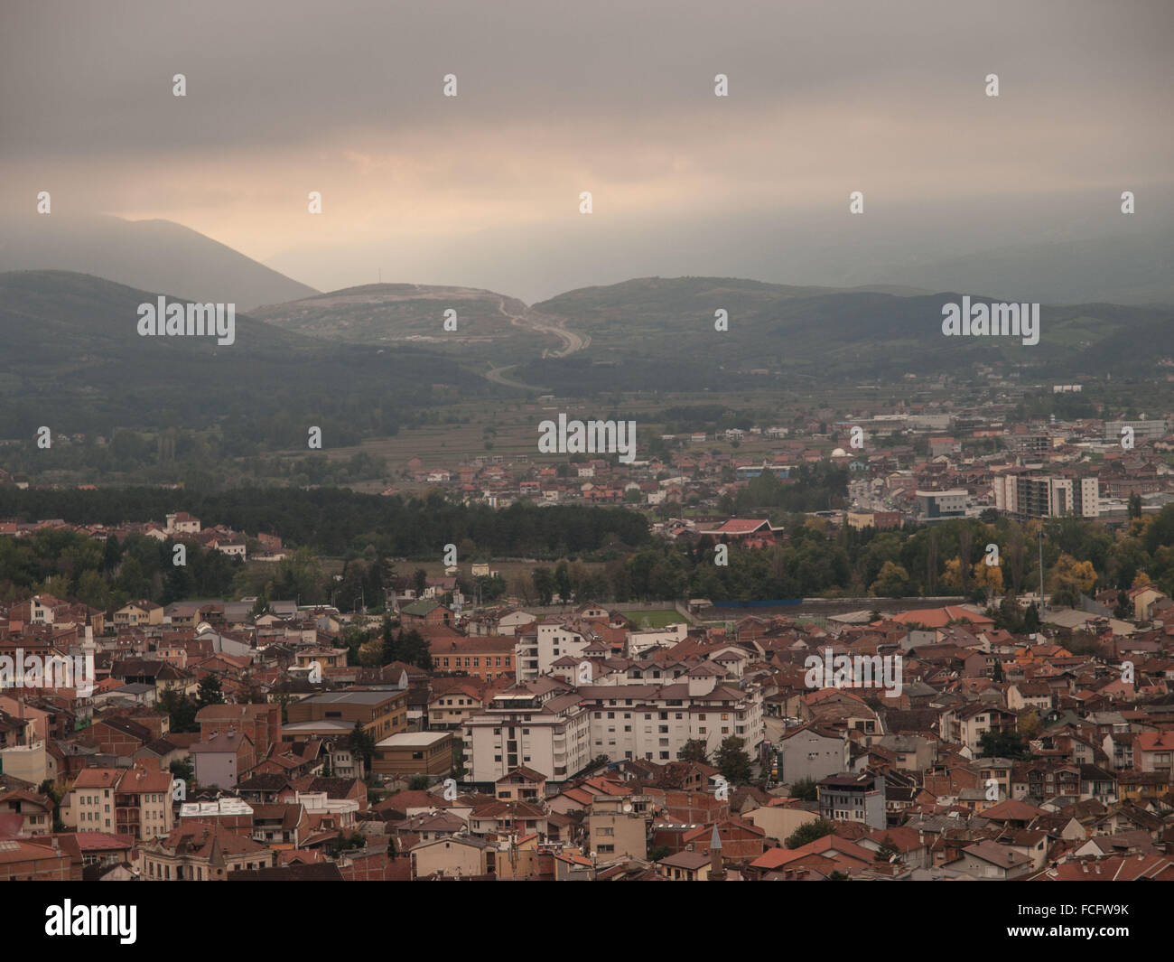 Vista aerea di Prizren, Kosovo, l'Europa al tramonto. Foto Stock