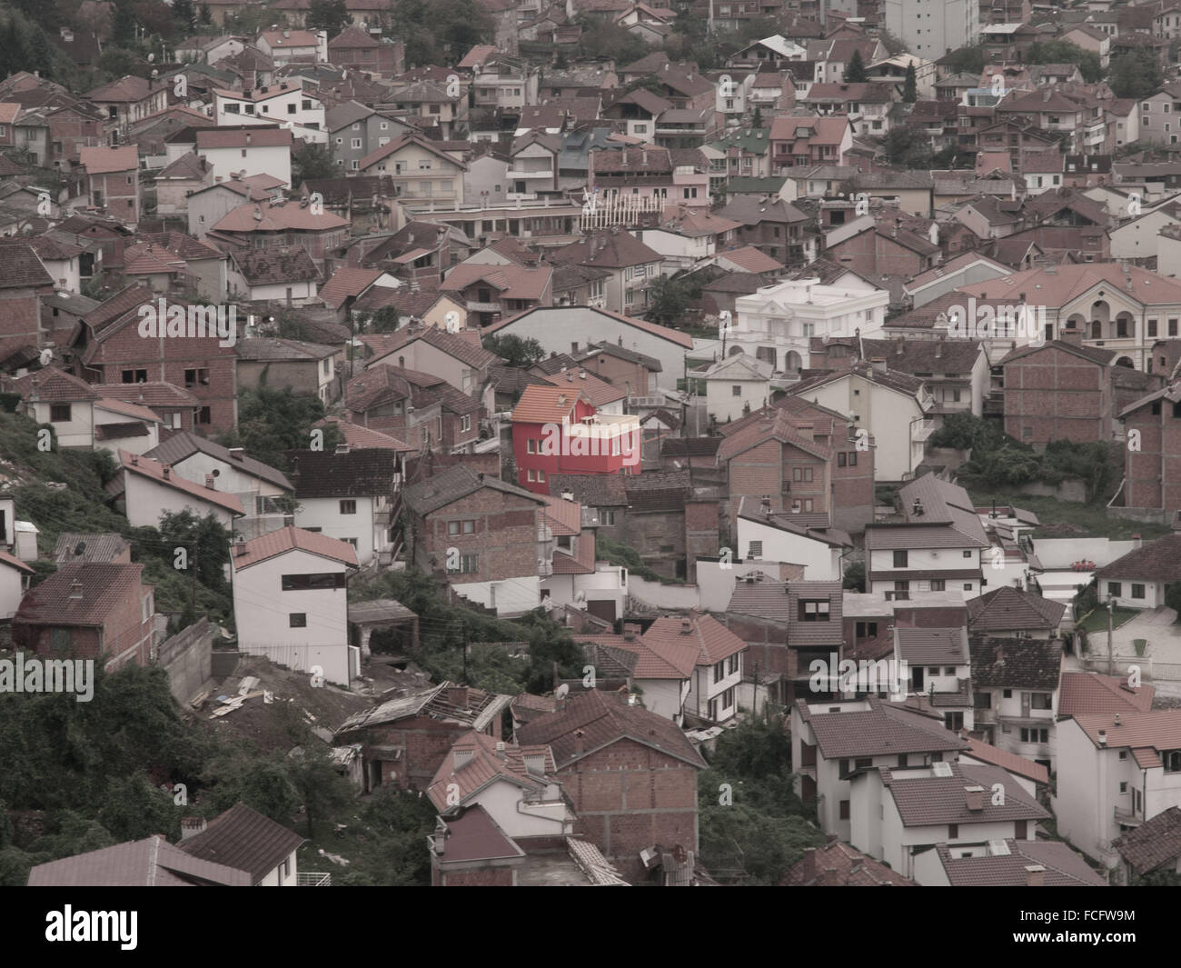 Vista aerea della Red House di Prizren, Kosovo, l'Europa al tramonto. Foto Stock