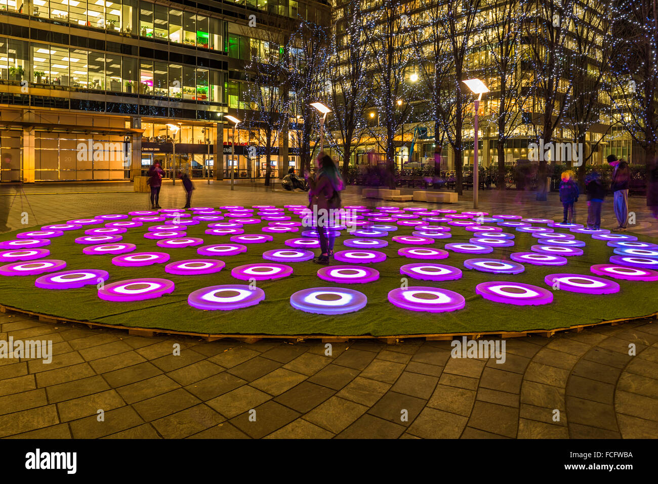 Winter Festival delle Luci a Canary Wharf, installazione - 'pool' di artista Jen Lewin Foto Stock