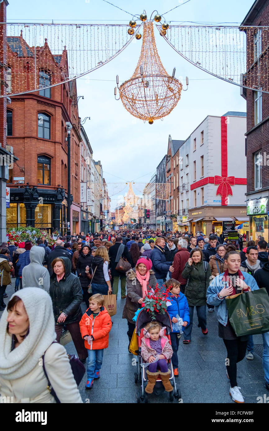 Grande folla di persone amanti dello shopping Grafton Street Dublin Foto Stock