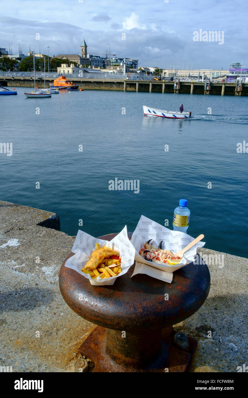 Pranzo al fresco e al di fuori di scaglie di pesce del porto di Porto Foto Stock