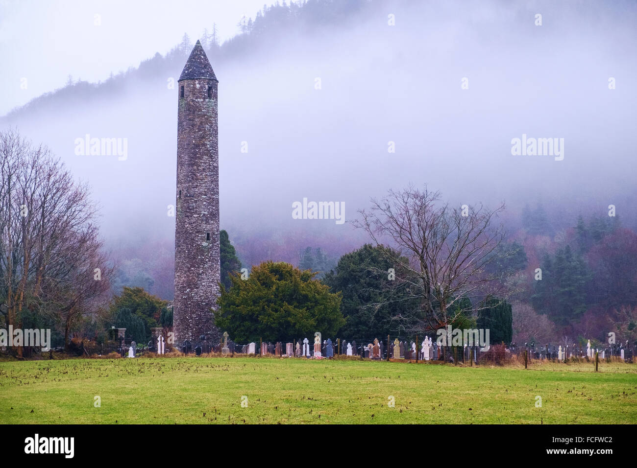 Torre rotonda Cimitero antico cimitero di sepoltura luogo santo sepolcro tombe nebbia nebbia Foto Stock