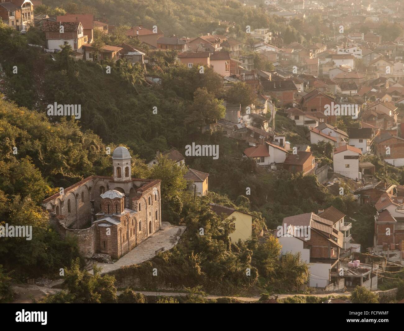 Vista aerea di Prizren, Kosovo, l'Europa al tramonto. Foto Stock