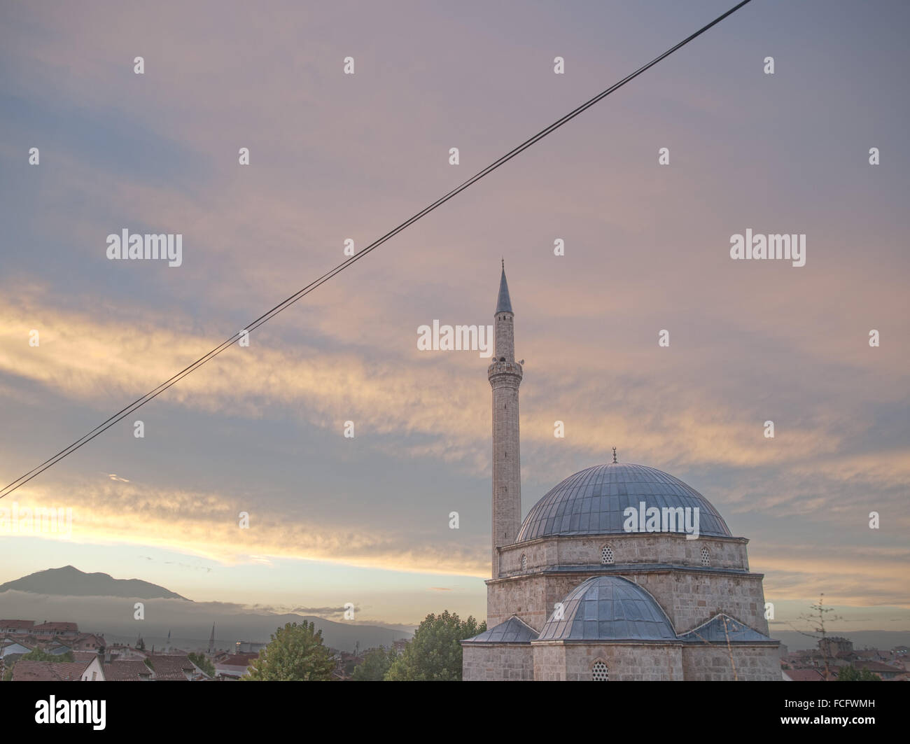 Moschea e filo elettrico al tramonto in Prizren, Kosovo, Albania. Foto Stock