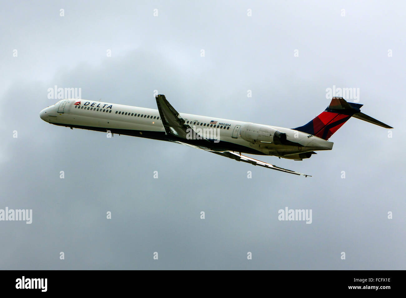 McDonnell Douglas MD-80/90 commerciale passeggeri a getto piano di Delta Air Lines esce dall'Aeroporto di Sarasota legato per ATL Atlanta Foto Stock