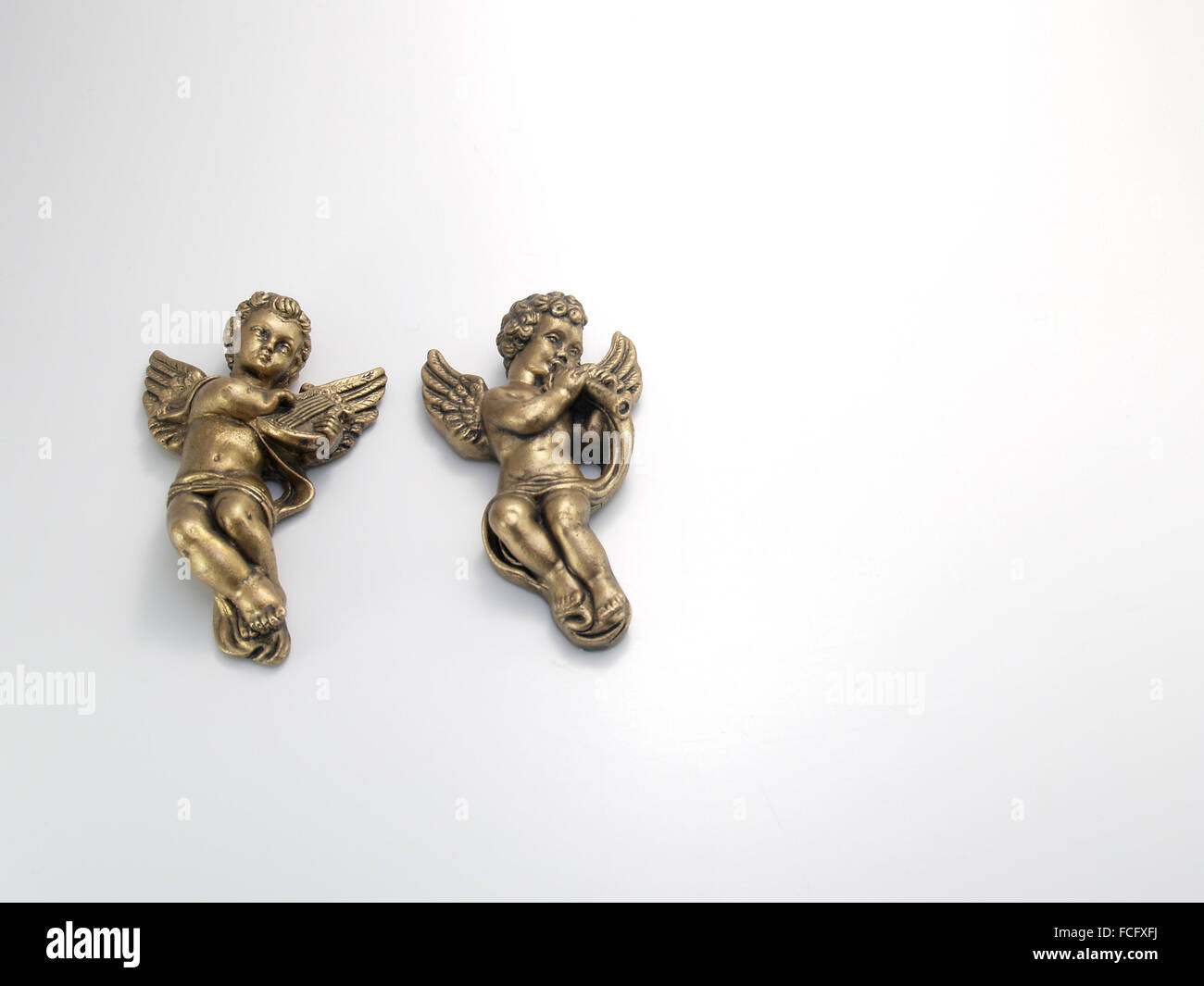 Statuetta Di Due Angeli Che Si Baciano Immagine Stock - Immagine di gesso,  figura: 208849771