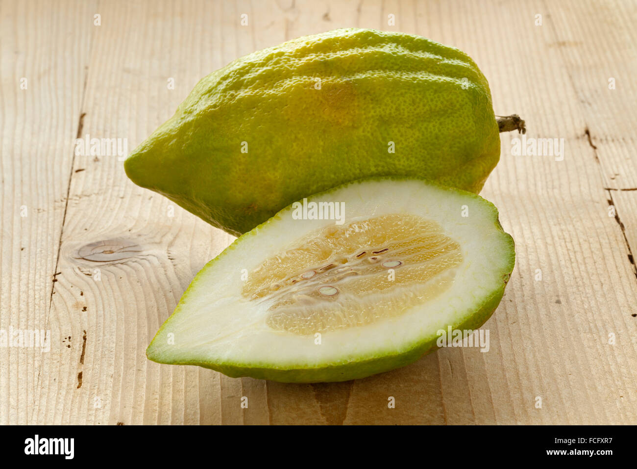 Verde fresco intero e metà Citrus medica Foto Stock