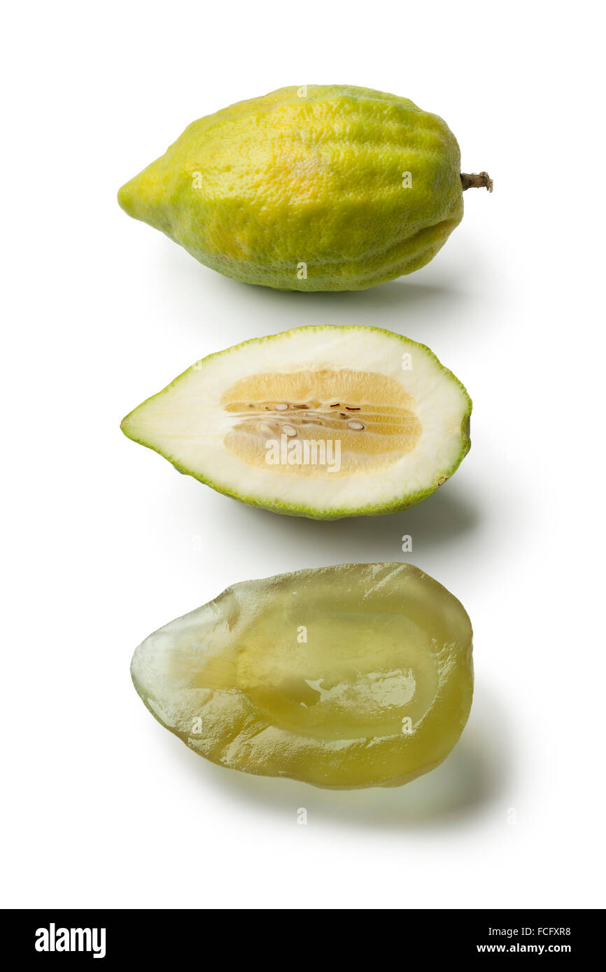 Verde fresco intero e metà Citrus medica e succade su sfondo bianco Foto Stock