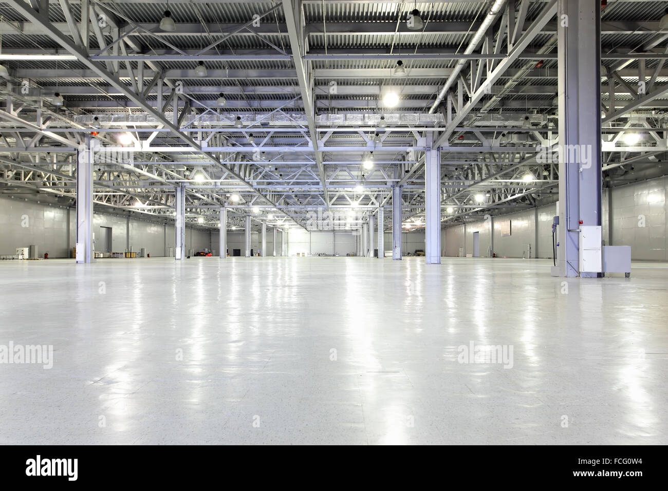 Interno del grande magazzino vuoto Foto Stock
