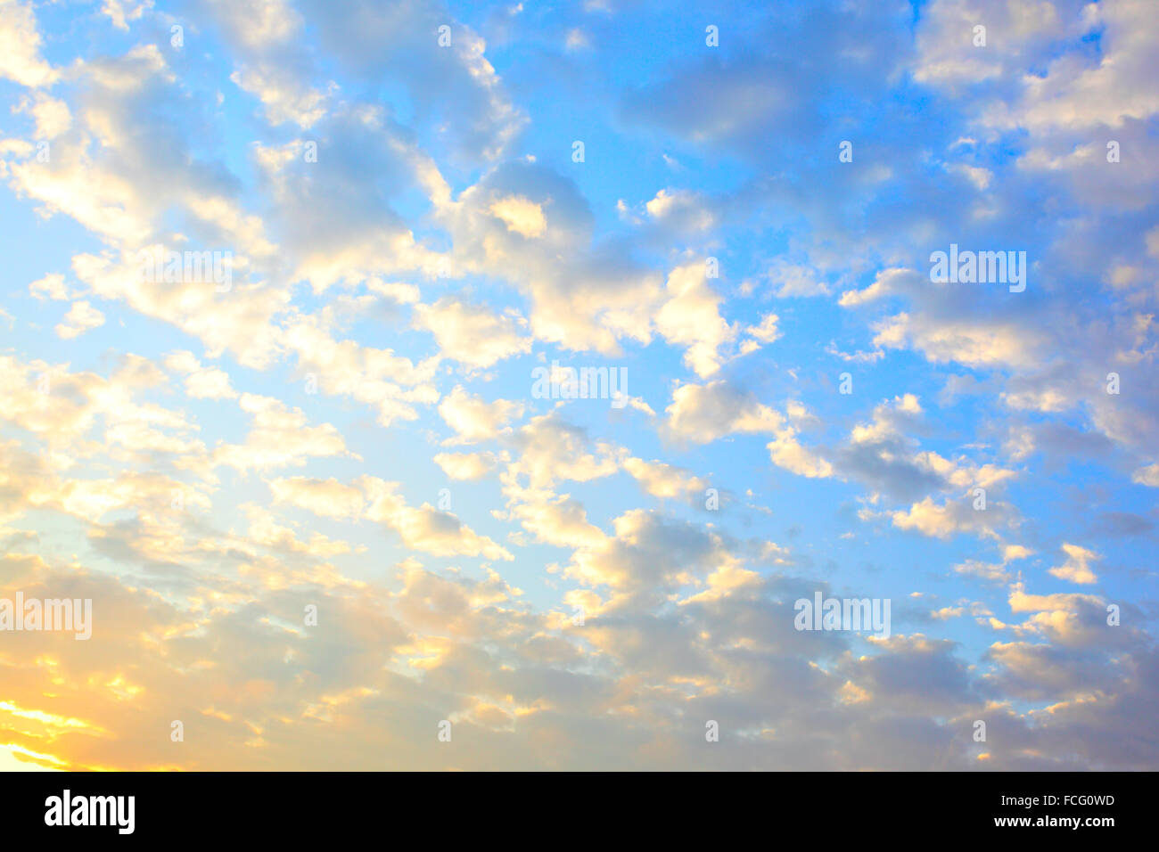 Cielo di nuvole al tramonto, può essere utilizzato come sfondo Foto Stock