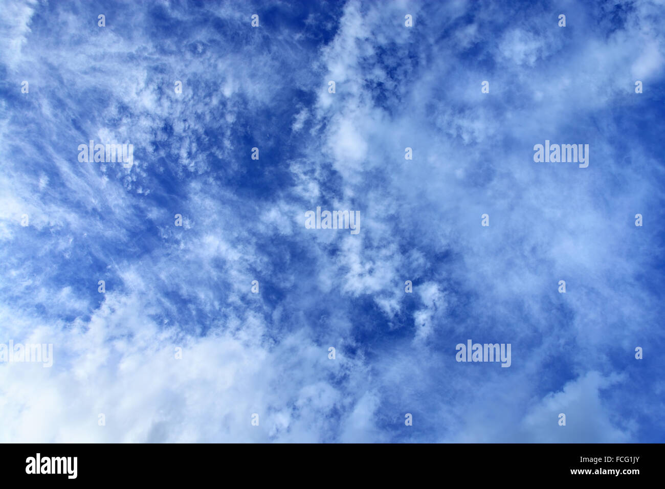 Cielo blu con nuvole Foto Stock