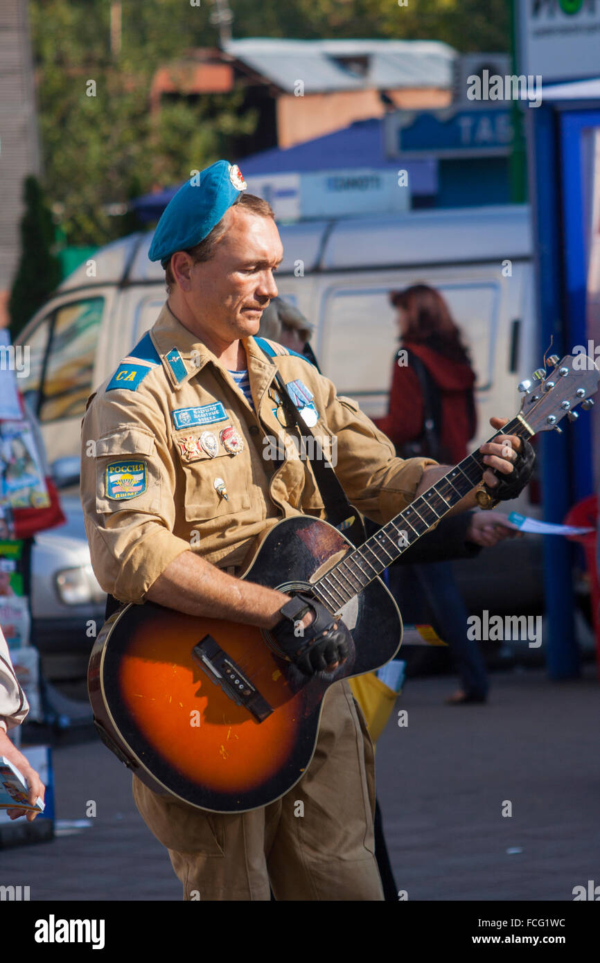 Guerra russa veterano musicista di strada su strada nel quartiere Zamoskvoreche di Mosca, Russia Foto Stock