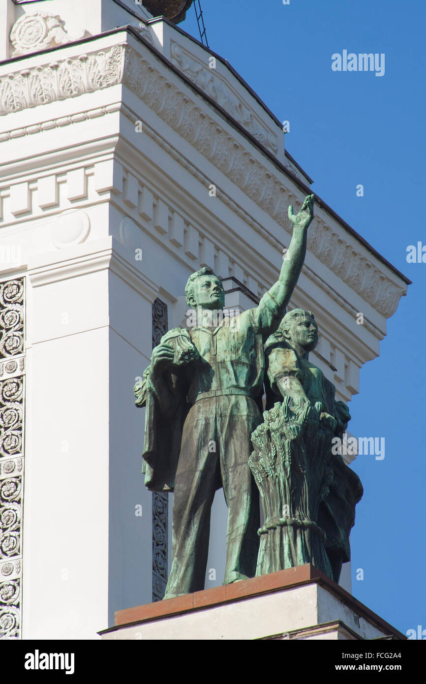 Realista socialista statue sulla parte superiore del padiglione centrale presso la VDNKh All-Russia Exhibition Centre, Mosca, Russia Foto Stock