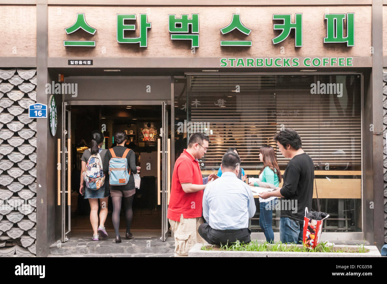 Starbucks Coffee shop, con segno coreana, Insa-dong di Seoul, Corea del Sud Foto Stock